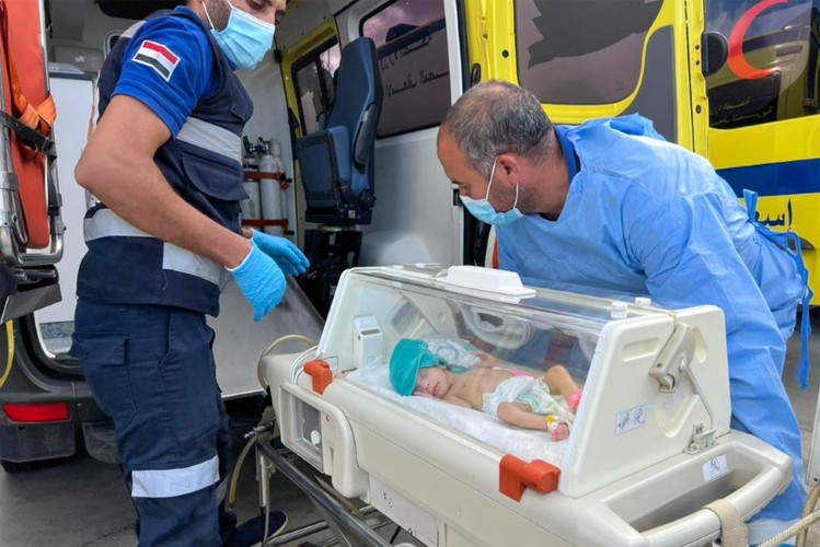 Hình ảnh hàng chục trẻ sinh non ở Gaza sơ tán đến Ai Cập - Ảnh 10.