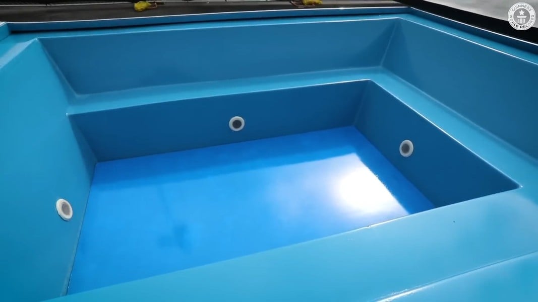 Cận cảnh chiếc xe hơi dài nhất thế giới có cả sân gôn và bãi đỗ trực thăng - Ảnh 11.