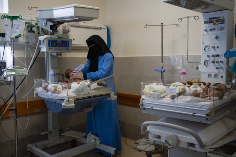 Hình ảnh hàng chục trẻ sinh non ở Gaza sơ tán đến Ai Cập - Ảnh 2.