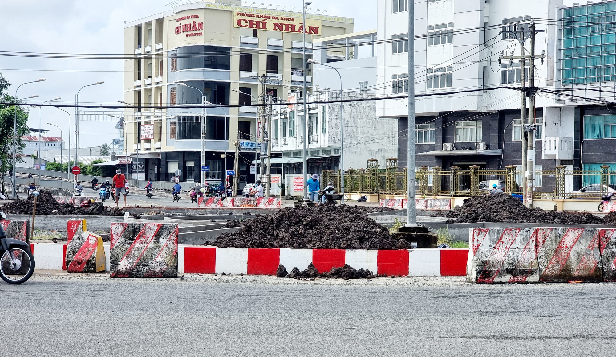 Cà Mau: Người dân bất ngờ khi đơn vị thi công cho đổ bùn non trồng cây xanh - Ảnh 1.