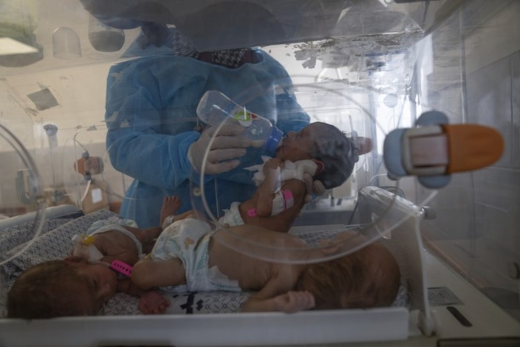 Hình ảnh hàng chục trẻ sinh non ở Gaza sơ tán đến Ai Cập - Ảnh 5.