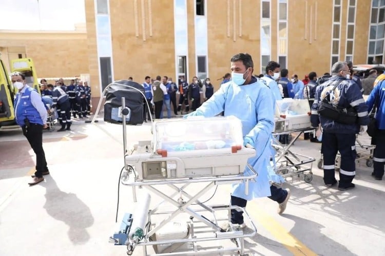 Hình ảnh hàng chục trẻ sinh non ở Gaza sơ tán đến Ai Cập - Ảnh 9.
