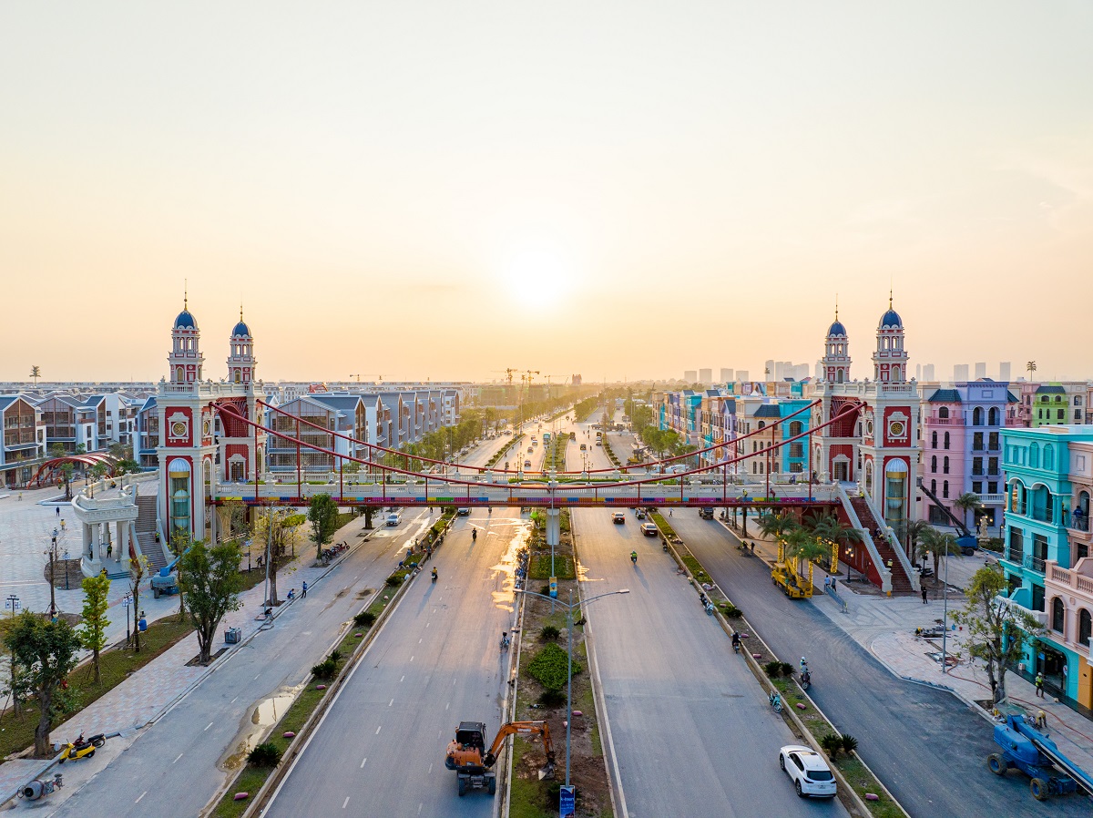 Loạt công trình trọng điểm thành hình, Mega Grand World Hà Nội đếm ngược ngày khai trương đón khách - Ảnh 1.