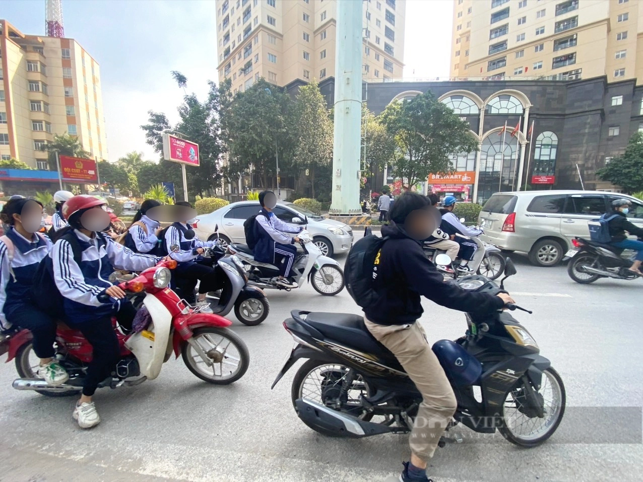 Hà Nội: Nhiều học sinh &quot;đầu trần&quot; khi tham gia giao thông bằng xe máy, xe điện - Ảnh 4.