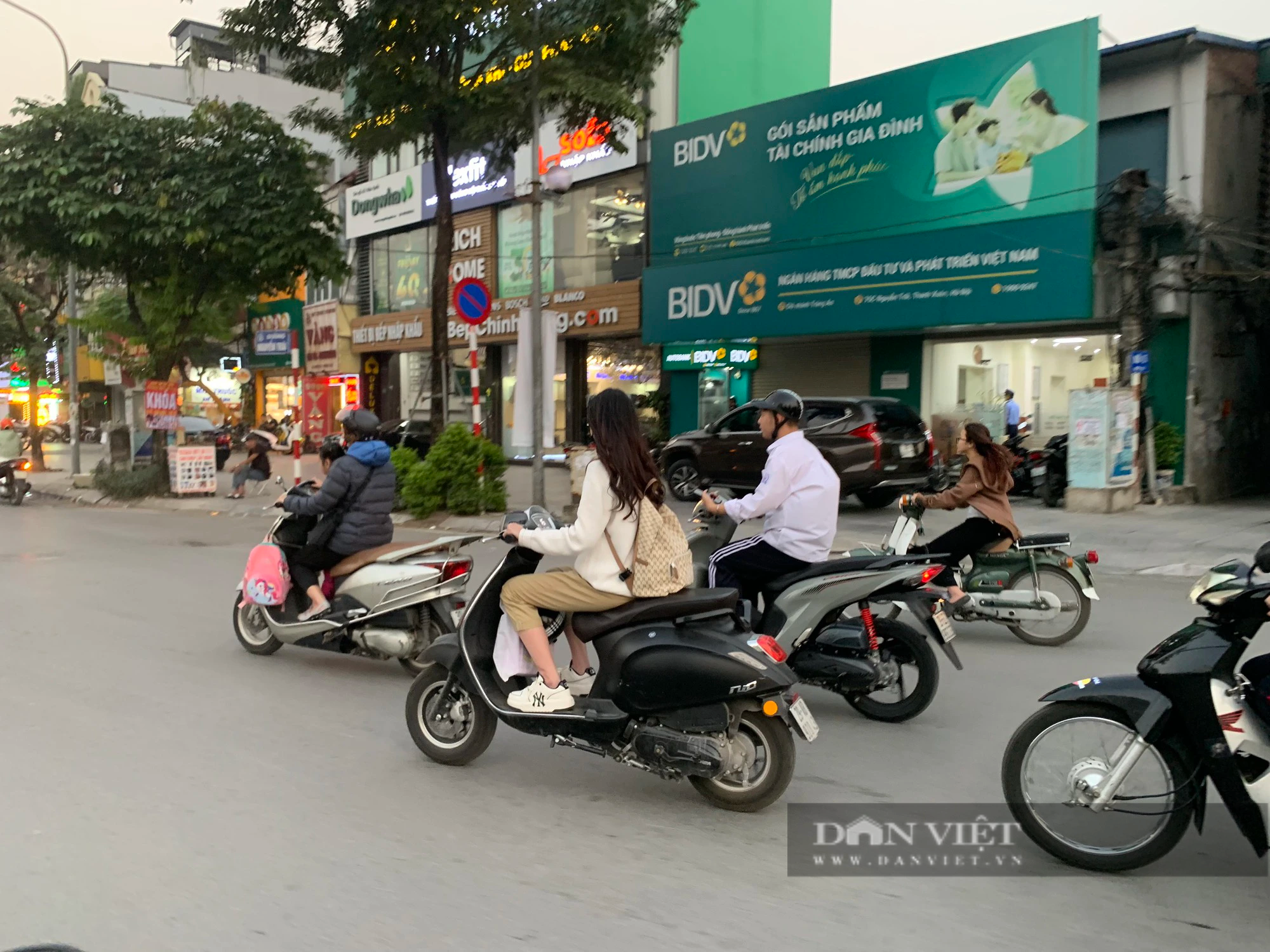 Hà Nội: Nhiều học sinh &quot;đầu trần&quot; khi tham gia giao thông bằng xe máy, xe điện - Ảnh 5.