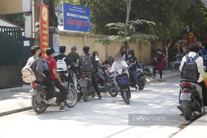 Hà Nội: Nhiều học sinh &quot;đầu trần&quot; khi tham gia giao thông bằng xe máy, xe điện - Ảnh 6.