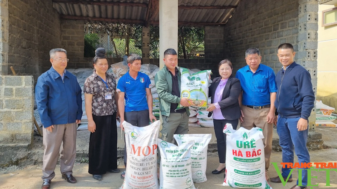 Bàn giao vật tư nông nghiệp cho hội viên nông dân phát triển kinh tế - Ảnh 4. Bàn giao vật tư nông nghiệp cho hội viên nông dân phát triển kinh tế - Ảnh 4.