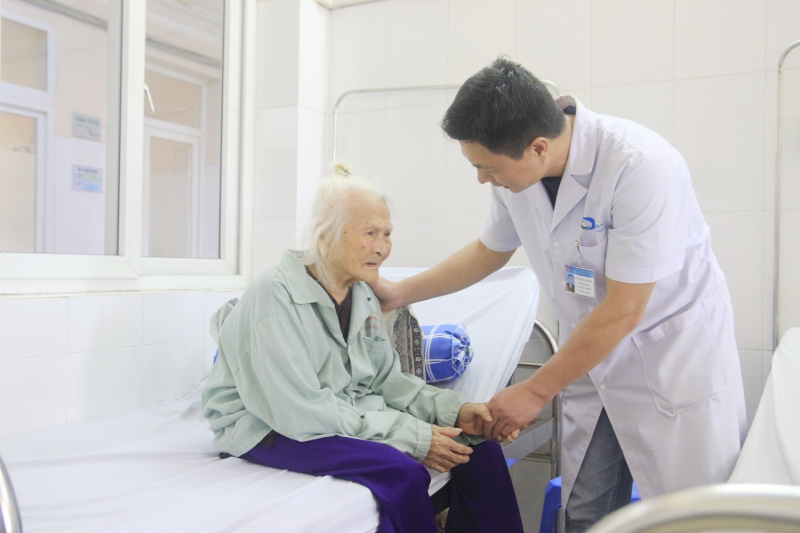 &quot;Hồi sinh&quot; vận động cho cụ bà 103 tuổi  - Ảnh 1.