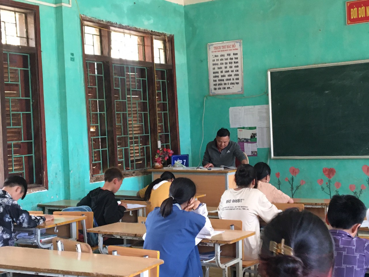 “Khoác áo mới” cho mái trường 20 năm tuổi - Ảnh 2.
