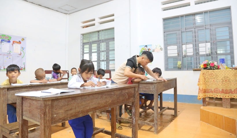 Những người thầy bám lớp dạy chữ trên đỉnh Đông Trường Sơn - Ảnh 1.