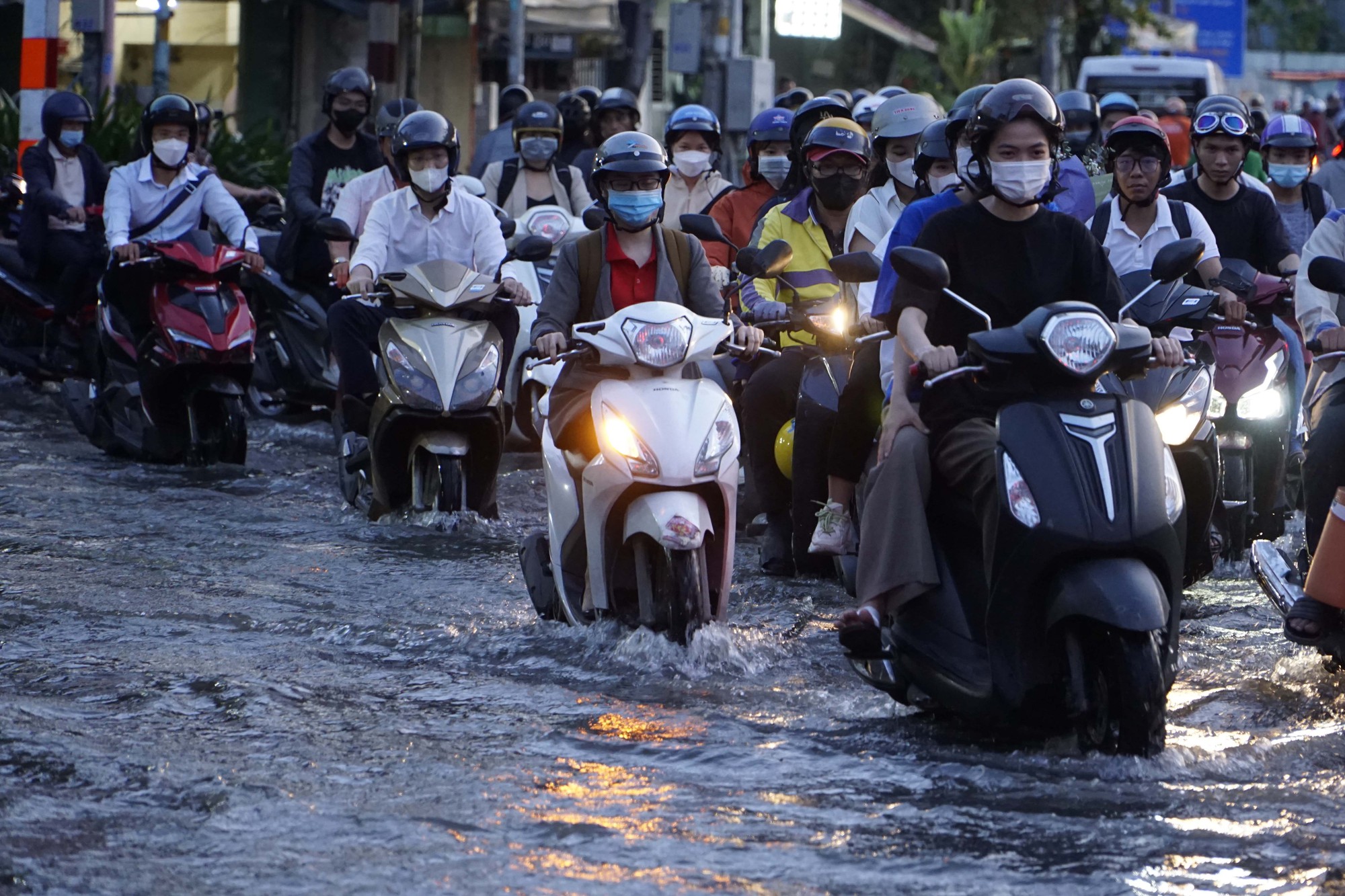 Triều cường cao kết hợp gió mùa Đông Bắc hoạt động mạnh, nhiều tuyến đường ở TP.HCM nguy cơ bị ngập - Ảnh 2.
