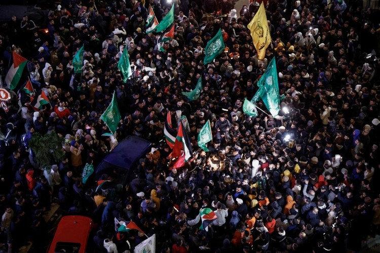 Trao đổi tù nhân giữa Hamas và Israel: Cuộc hội ngộ xúc động ở Palestine - Ảnh 3.