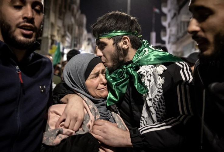 Trao đổi tù nhân giữa Hamas và Israel: Cuộc hội ngộ xúc động ở Palestine - Ảnh 8.