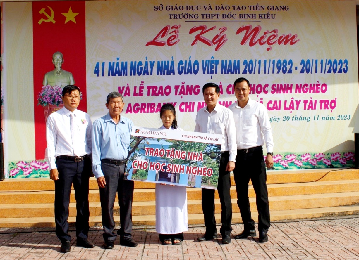 Agribank chi nhánh tỉnh Tiền Giang mang đậm dấu ấn nhân ái trong Tháng cao điểm "Vì người nghèo" - Ảnh 3. Agribank chi nhánh tỉnh Tiền Giang mang đậm dấu ấn nhân ái trong Tháng cao điểm "Vì người nghèo" - Ảnh 3.