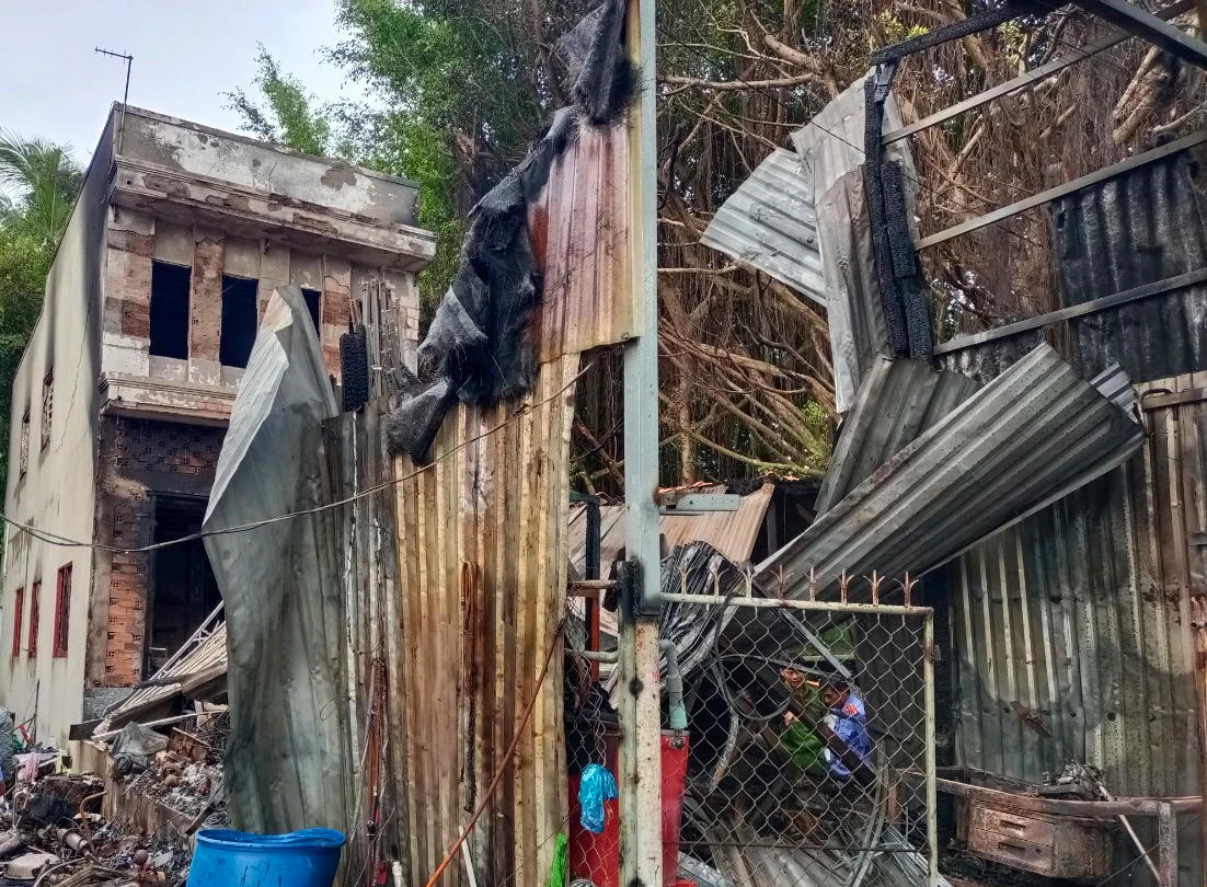 Cháy nhà làm 2 cha con tử vong lúc rạng sáng ở Vĩnh Long - Ảnh 2.