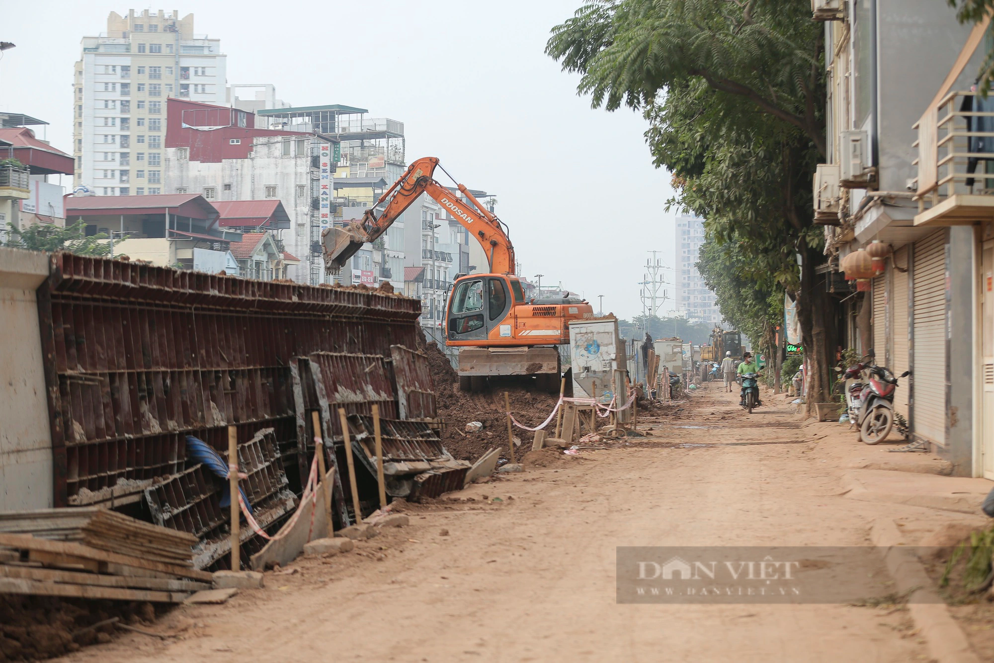 Dân khốn khổ với cảnh bụi bẩn và lầy lội tại dự án trọng điểm 815 tỷ đồng nối ra sân bay Nội Bài - Ảnh 4.