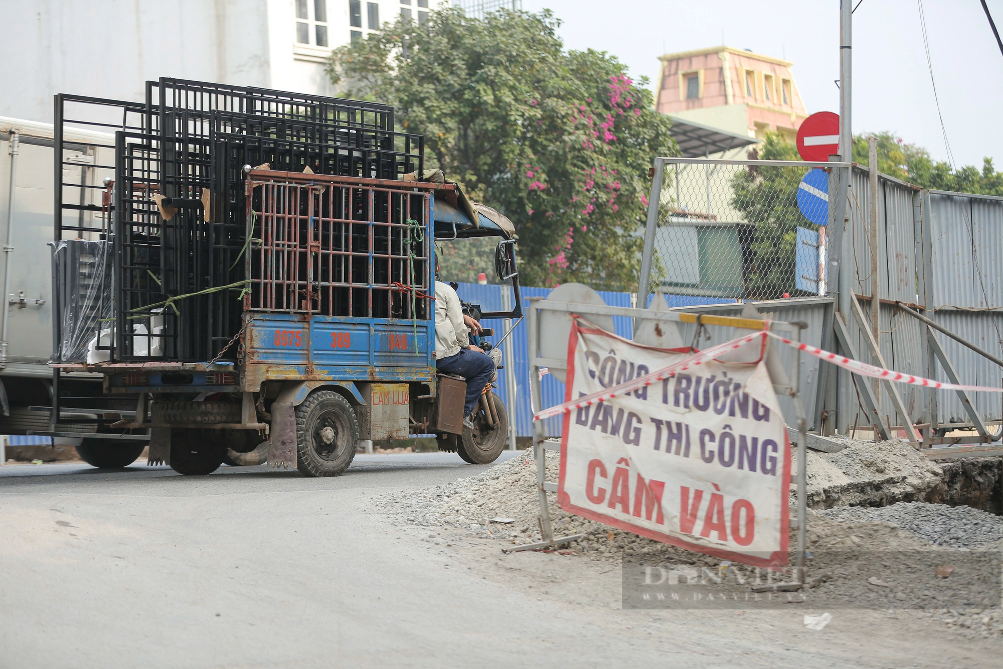 Dân khốn khổ với cảnh bụi bẩn và lầy lội tại dự án trọng điểm 815 tỷ đồng nối ra sân bay Nội Bài - Ảnh 5.