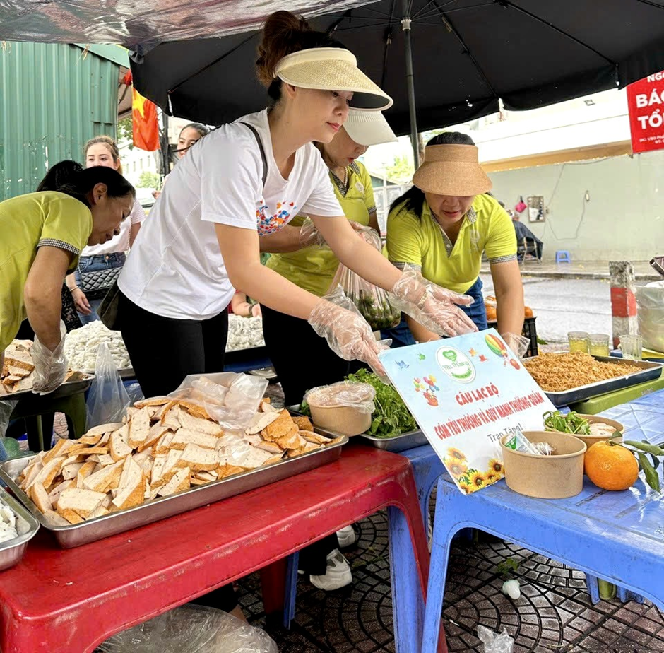 Diễn viên Võ Nguyễn Mỹ Uyên giản dị trong chương trình phát cơm thiện nguyện tại Hà Nội - Ảnh 3.