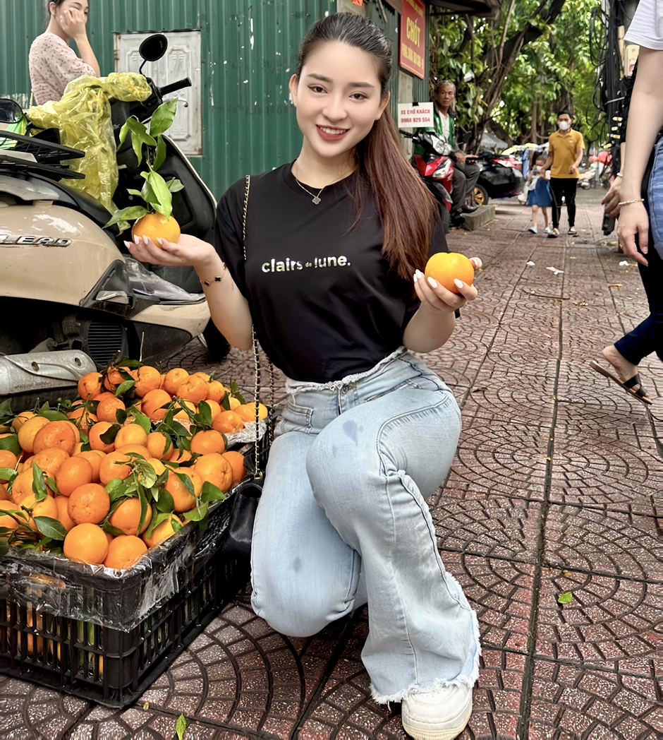 Diễn viên Võ Nguyễn Mỹ Uyên giản dị trong chương trình phát cơm thiện nguyện tại Hà Nội - Ảnh 4.