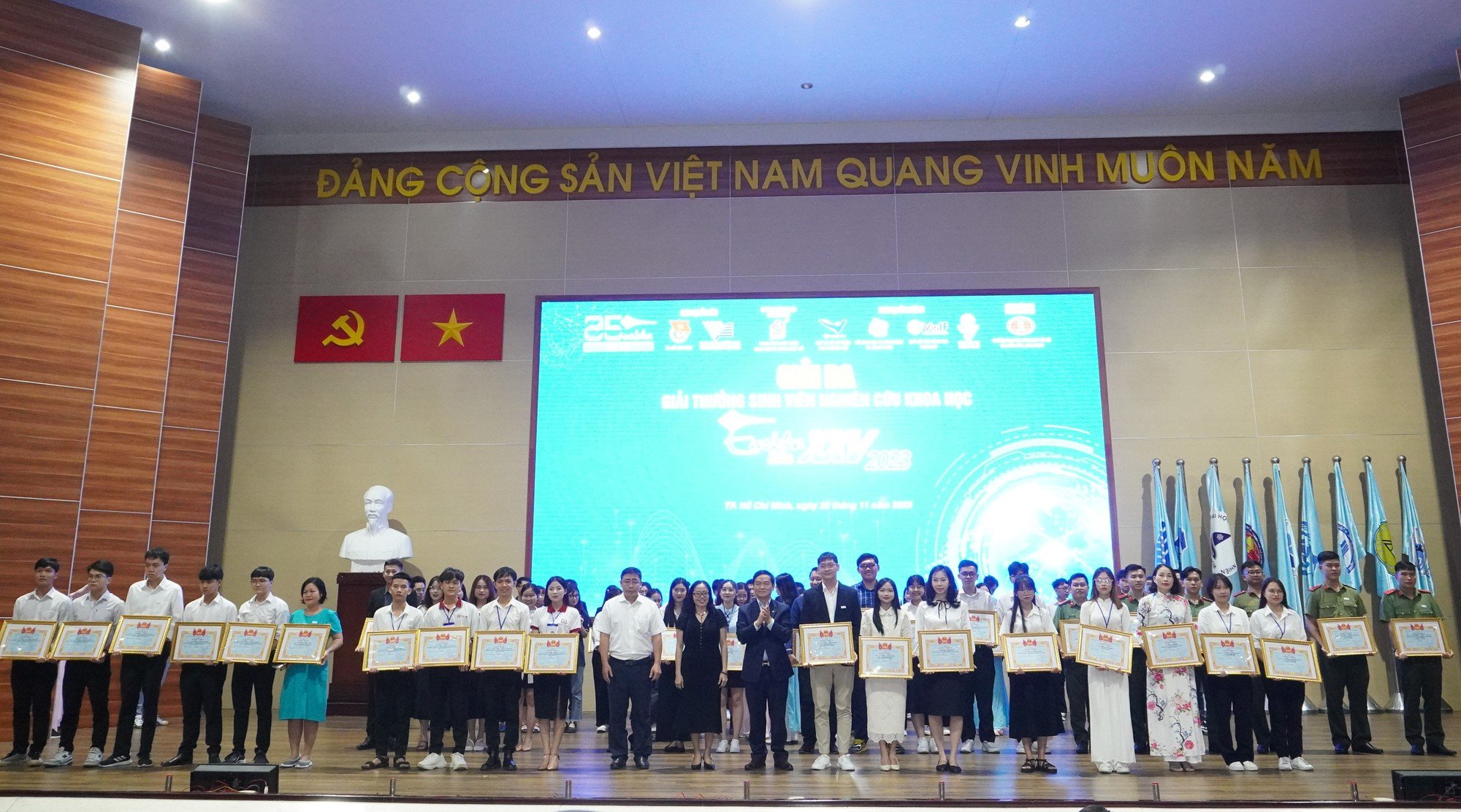 Sinh viên ĐH Quốc gia TP.HCM đoạt &quot;mưa&quot; giải thưởng nghiên cứu khoa học Euréka - Ảnh 3.