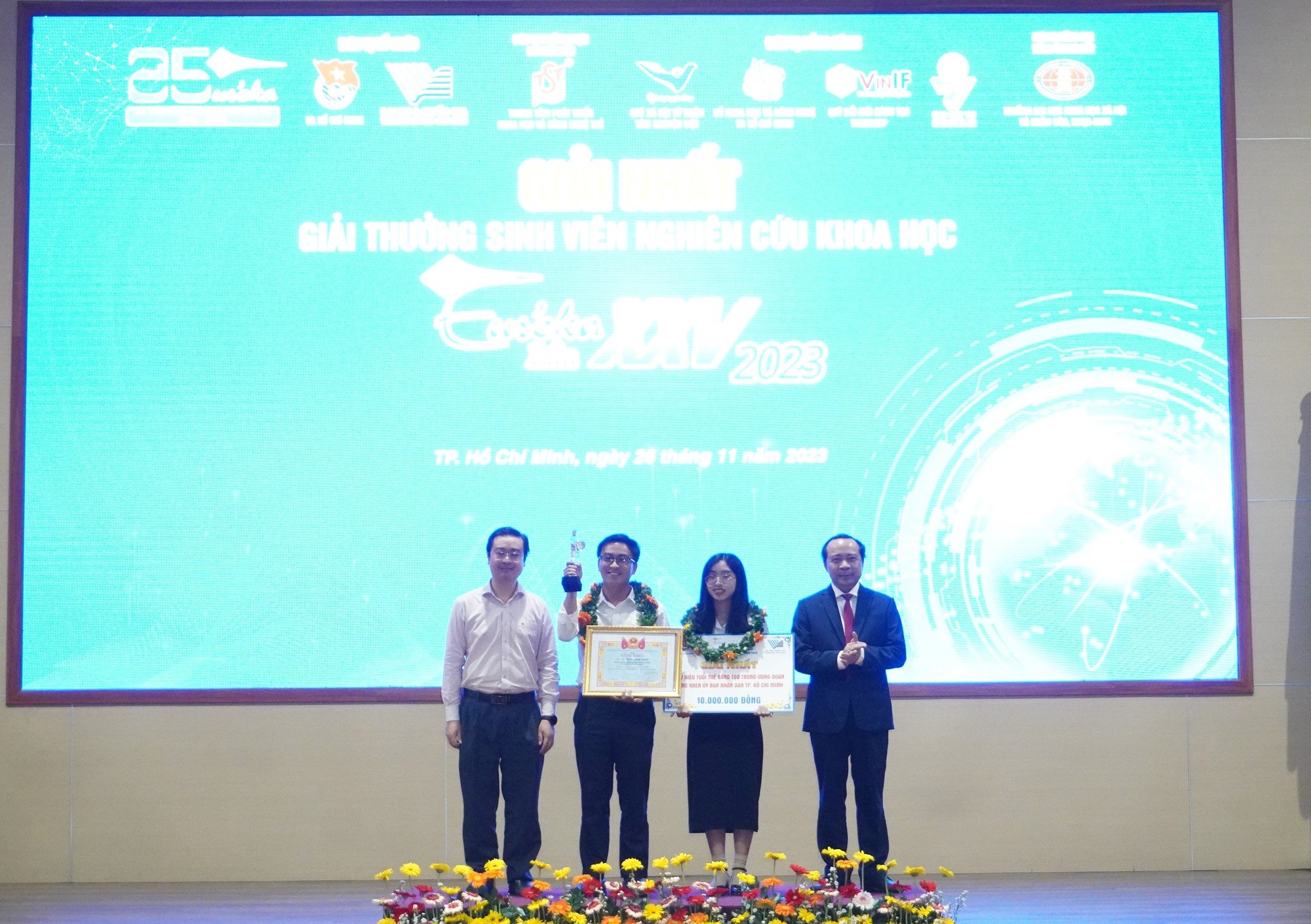Sinh viên ĐH Quốc gia TP.HCM đoạt &quot;mưa&quot; giải thưởng nghiên cứu khoa học Euréka - Ảnh 1.