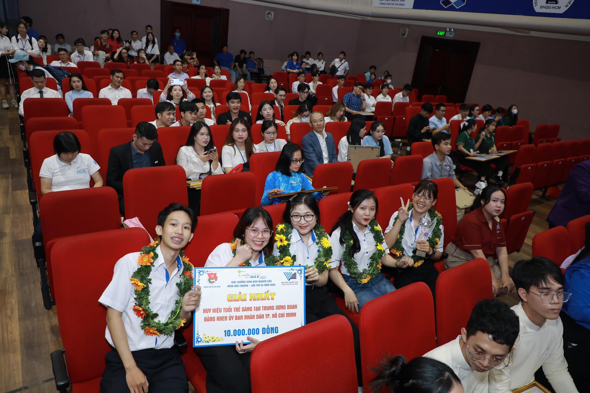 Sinh viên ĐH Quốc gia TP.HCM đoạt &quot;mưa&quot; giải thưởng nghiên cứu khoa học Euréka - Ảnh 4.
