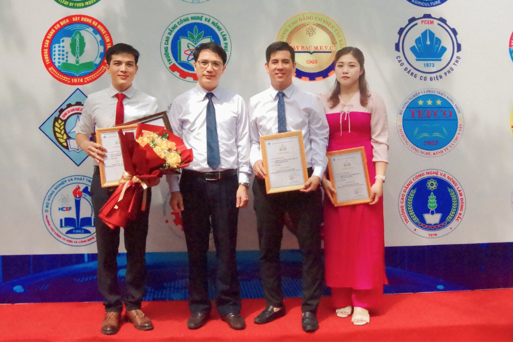 Thầy giáo nhà nghèo theo nghề &quot;cầm phấn&quot; để giúp đỡ người cùng hoàn cảnh - Ảnh 1.