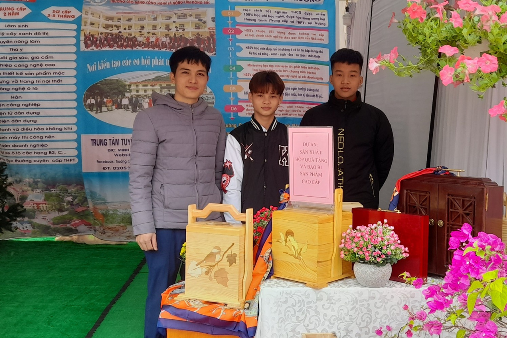 Thầy giáo nhà nghèo theo nghề &quot;cầm phấn&quot; để giúp đỡ người cùng hoàn cảnh - Ảnh 3.