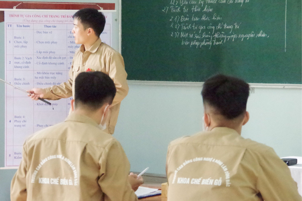 Thầy giáo nhà nghèo theo nghề &quot;cầm phấn&quot; để giúp đỡ người cùng hoàn cảnh - Ảnh 4.