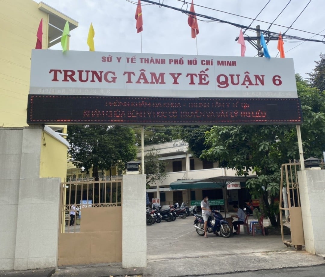 Vụ điều dưỡng, nữ hộ sinh khám sức khoẻ cho học sinh, Sở Y tế TP.HCM nói gì? - Ảnh 1.