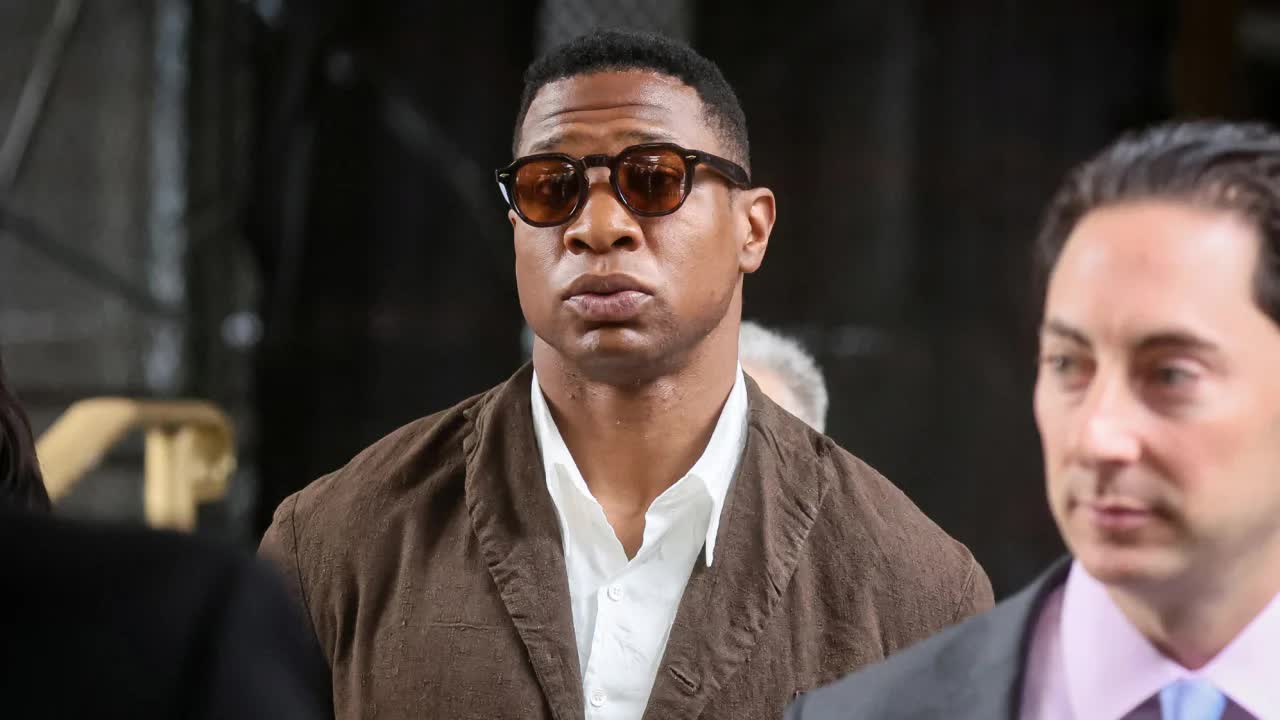 Jonathan Majors hầu toà vì đánh bạn gái - Ảnh 1.