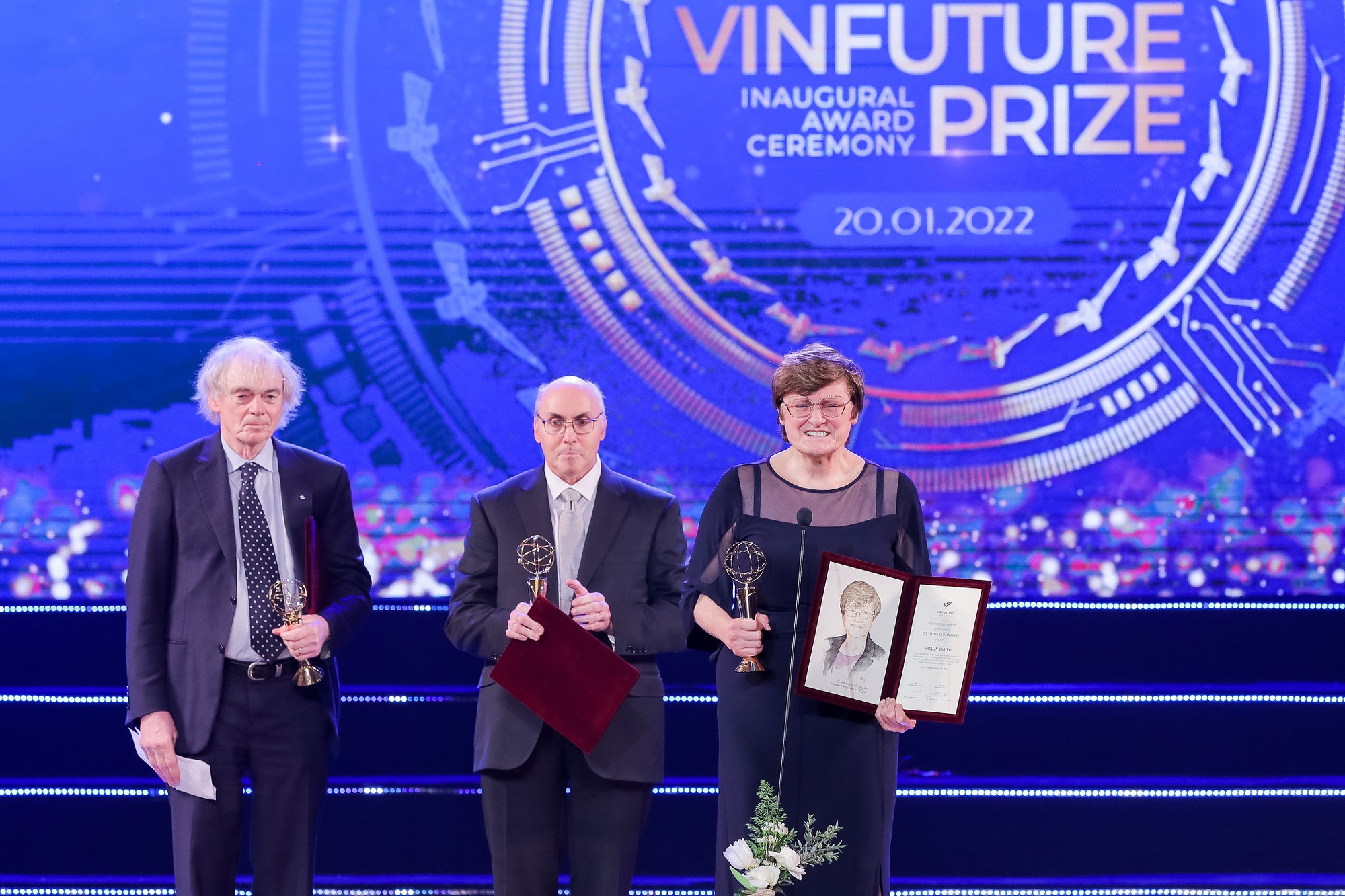 GS. Katalin Kariko và TS. Drew Weissman nhận Giải thưởng chính VinFuture mùa đầu tiên, tháng 1.2022 (Ảnh: VFP).