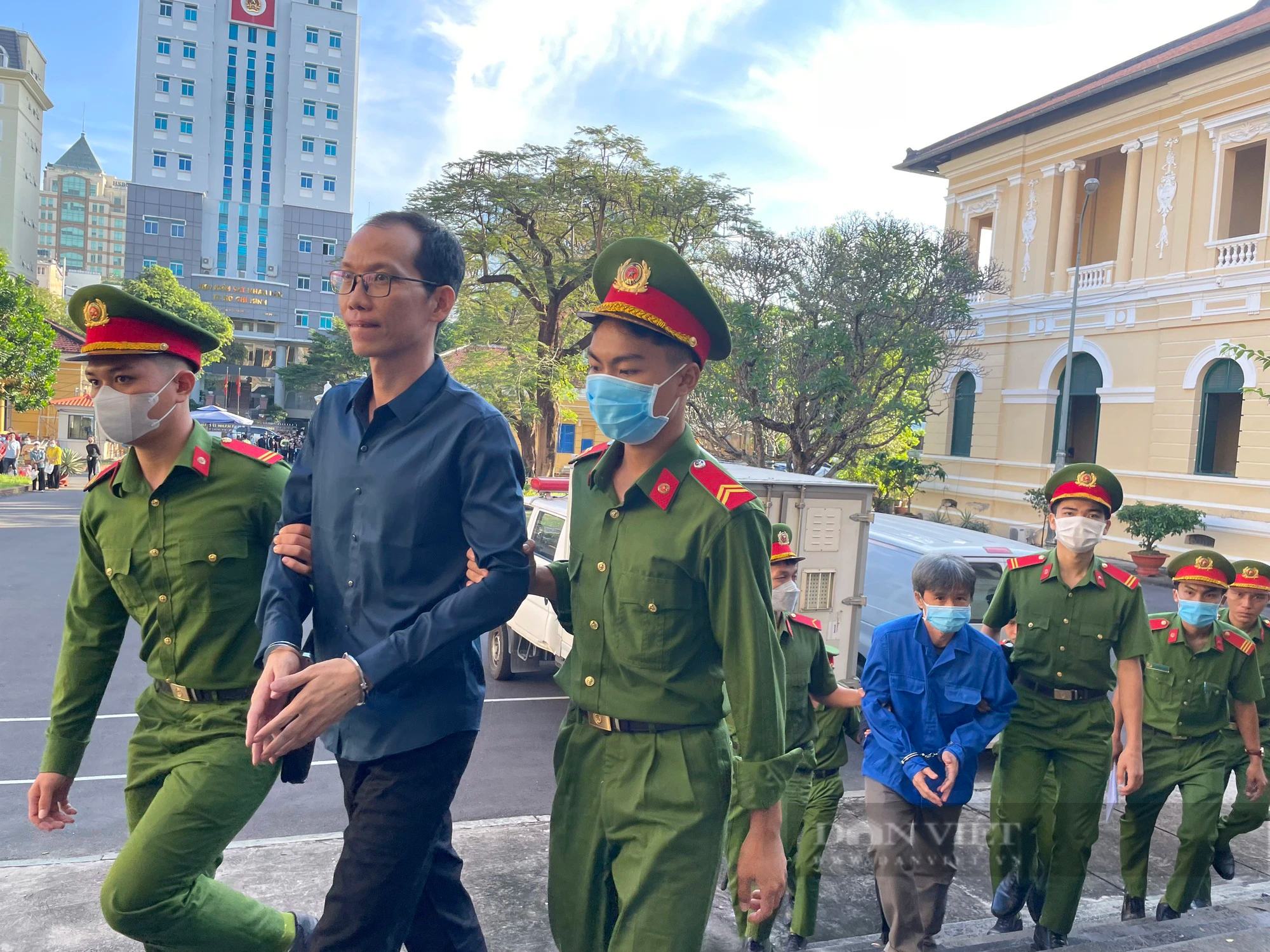 Ngày đầu tiên diễn ra phiên xét xử sơ thẩm vụ cựu Giám đốc Bệnh viện Thủ Đức tham ô hơn 100 tỷ đồng - Ảnh 1.