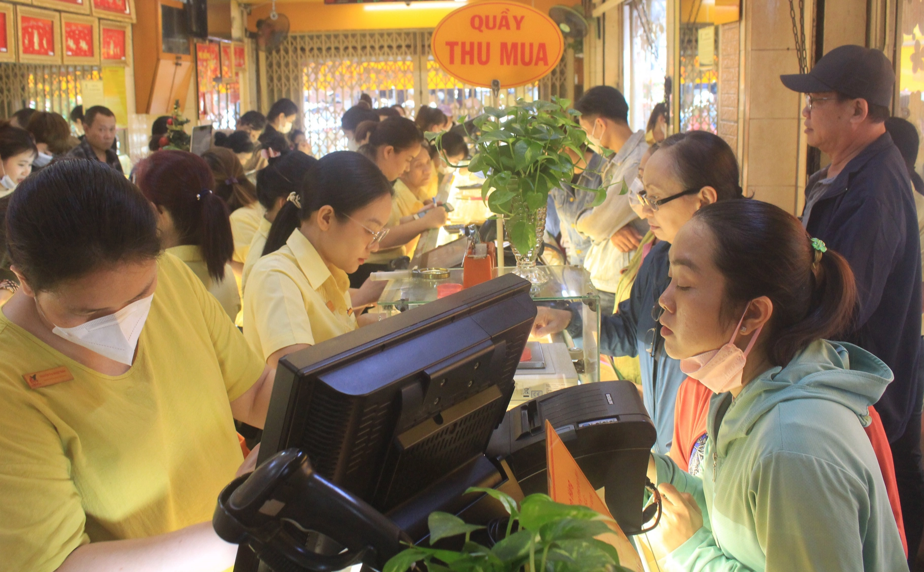 Đua nhau bán vàng chốt lời, tiệm vàng chen chân không lọt - Ảnh 5.