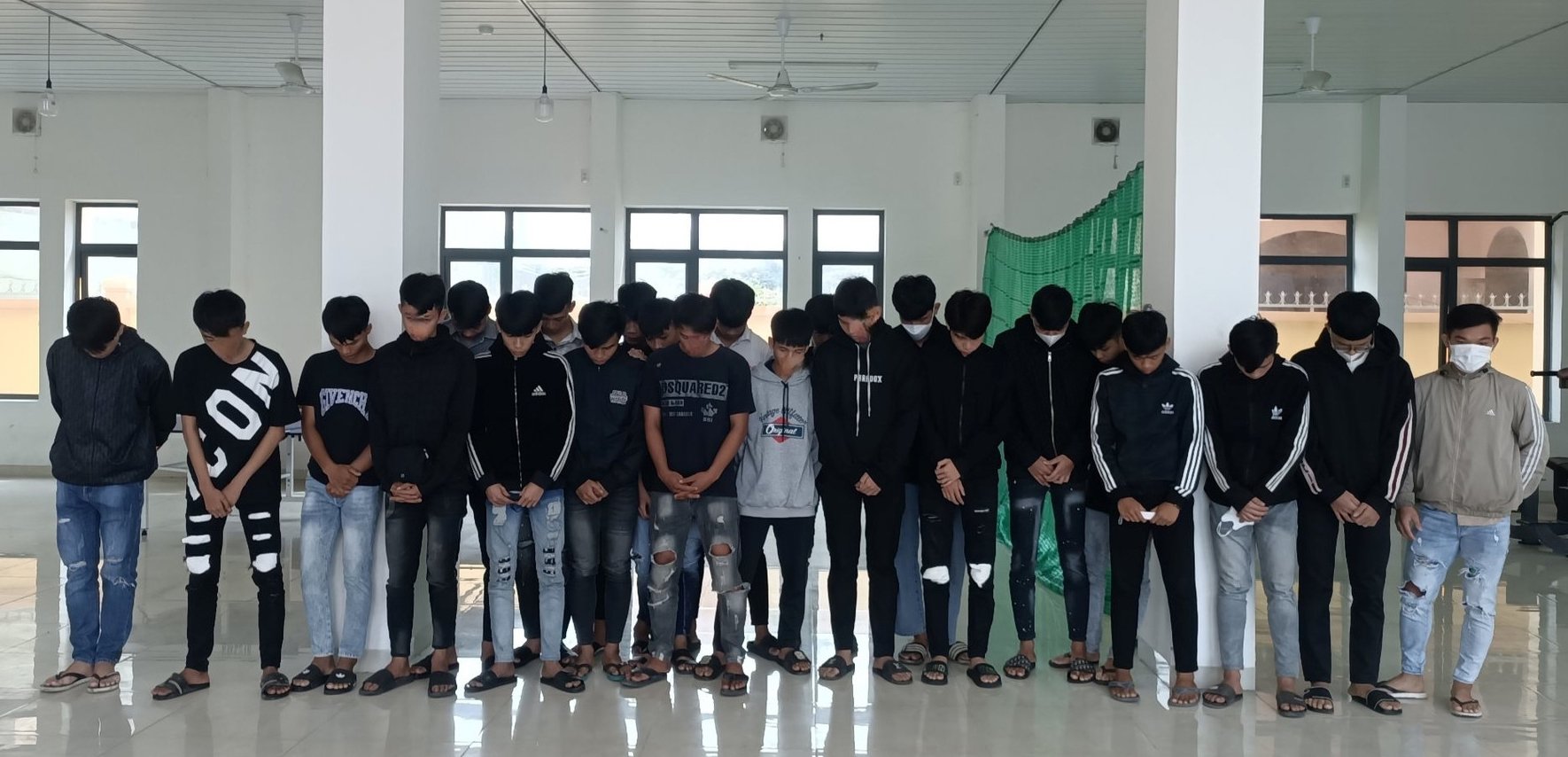 Khởi tố bắt tạm giam nhóm thanh thiếu niên dùng hung khí chém nhau lúc nửa đêm trước khu vực nhà thờ - Ảnh 1.