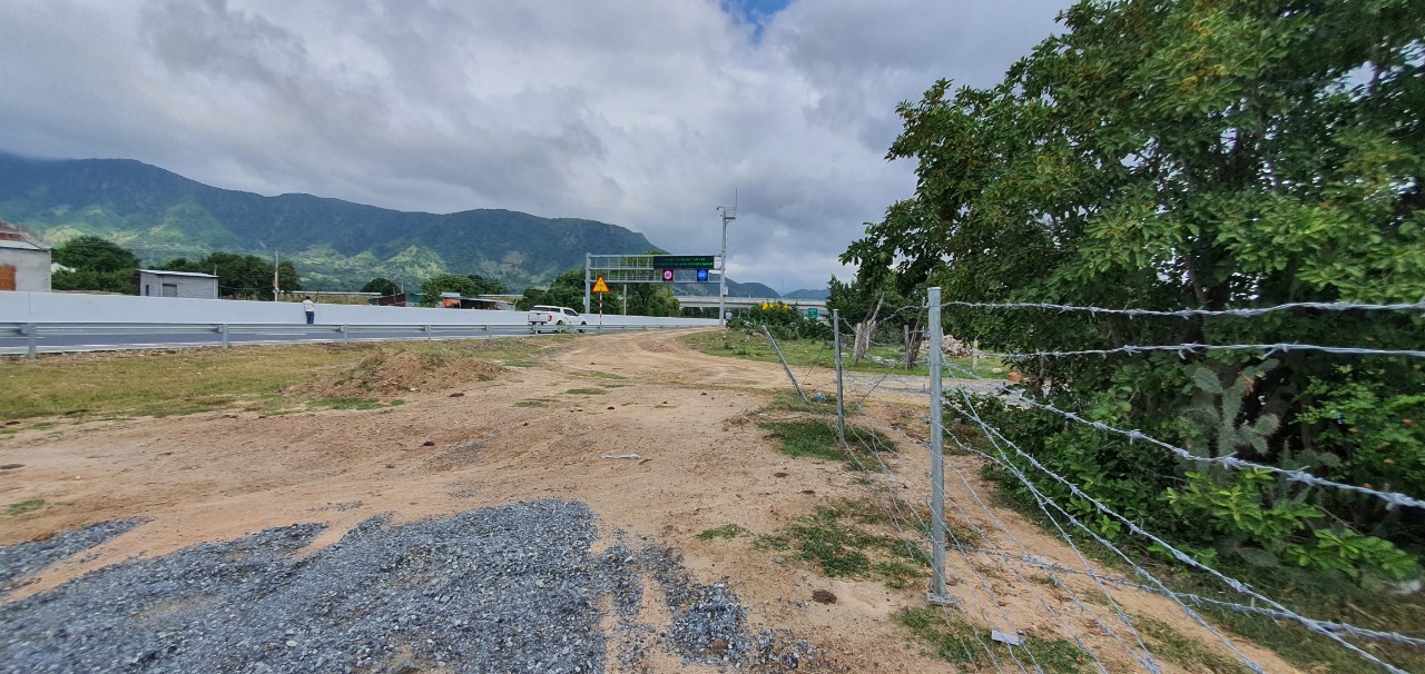 Tháo gỡ khó khăn một số hạng mục phụ trợ thuộc tuyến cao tốc Nha Trang - Cam Lâm - Ảnh 2. Tháo gỡ khó khăn một số hạng mục phụ trợ thuộc tuyến cao tốc Nha Trang - Cam Lâm - Ảnh 2.