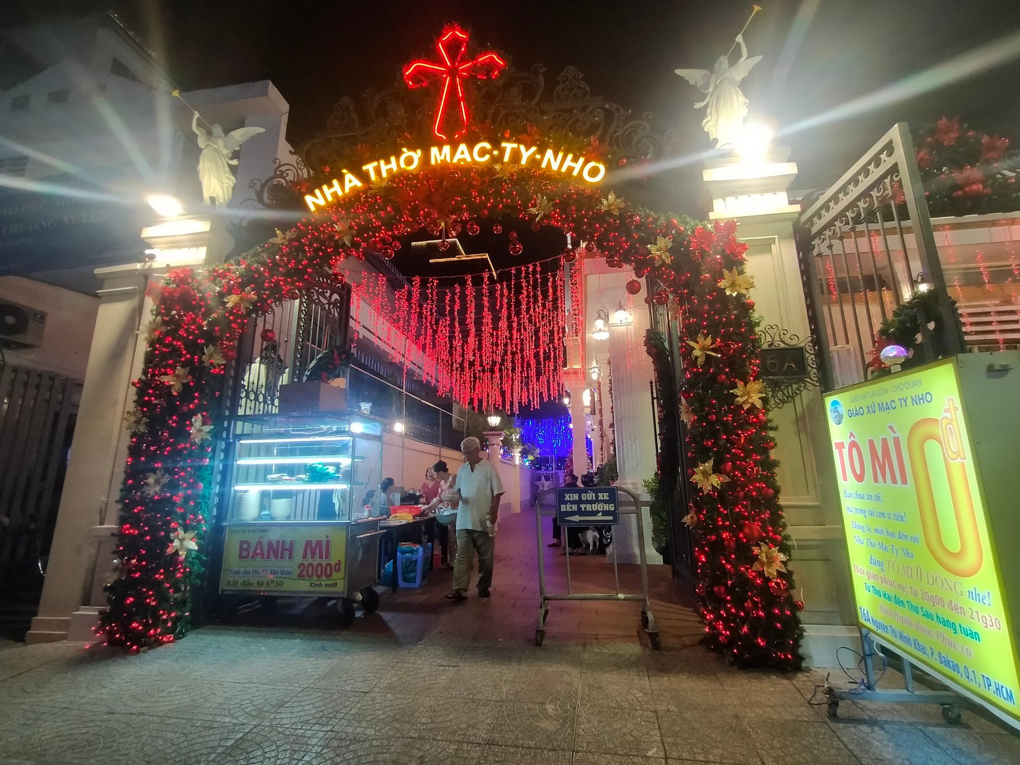 Tô mì 0 đồng ở trung tâm TP.HCM làm ấm lòng người lao động nghèo - Ảnh 1.