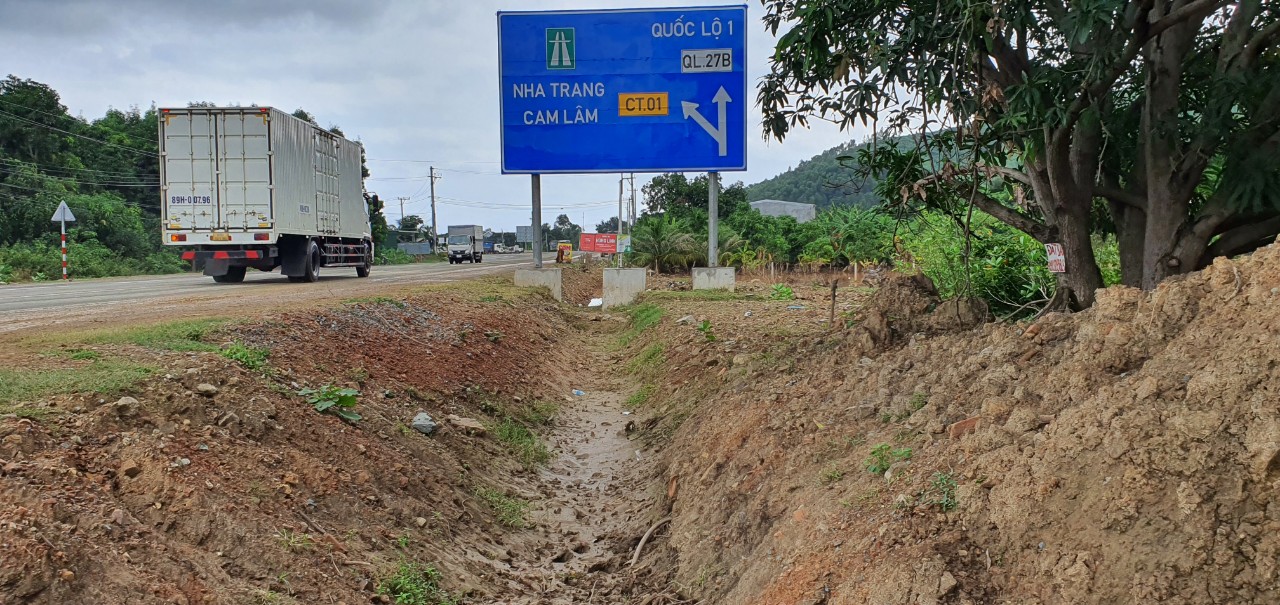 Tháo gỡ khó khăn một số hạng mục phụ trợ tuyến cao tốc Nha Trang - Cam Lâm - Ảnh 1. Tháo gỡ khó khăn một số hạng mục phụ trợ tuyến cao tốc Nha Trang - Cam Lâm - Ảnh 1.