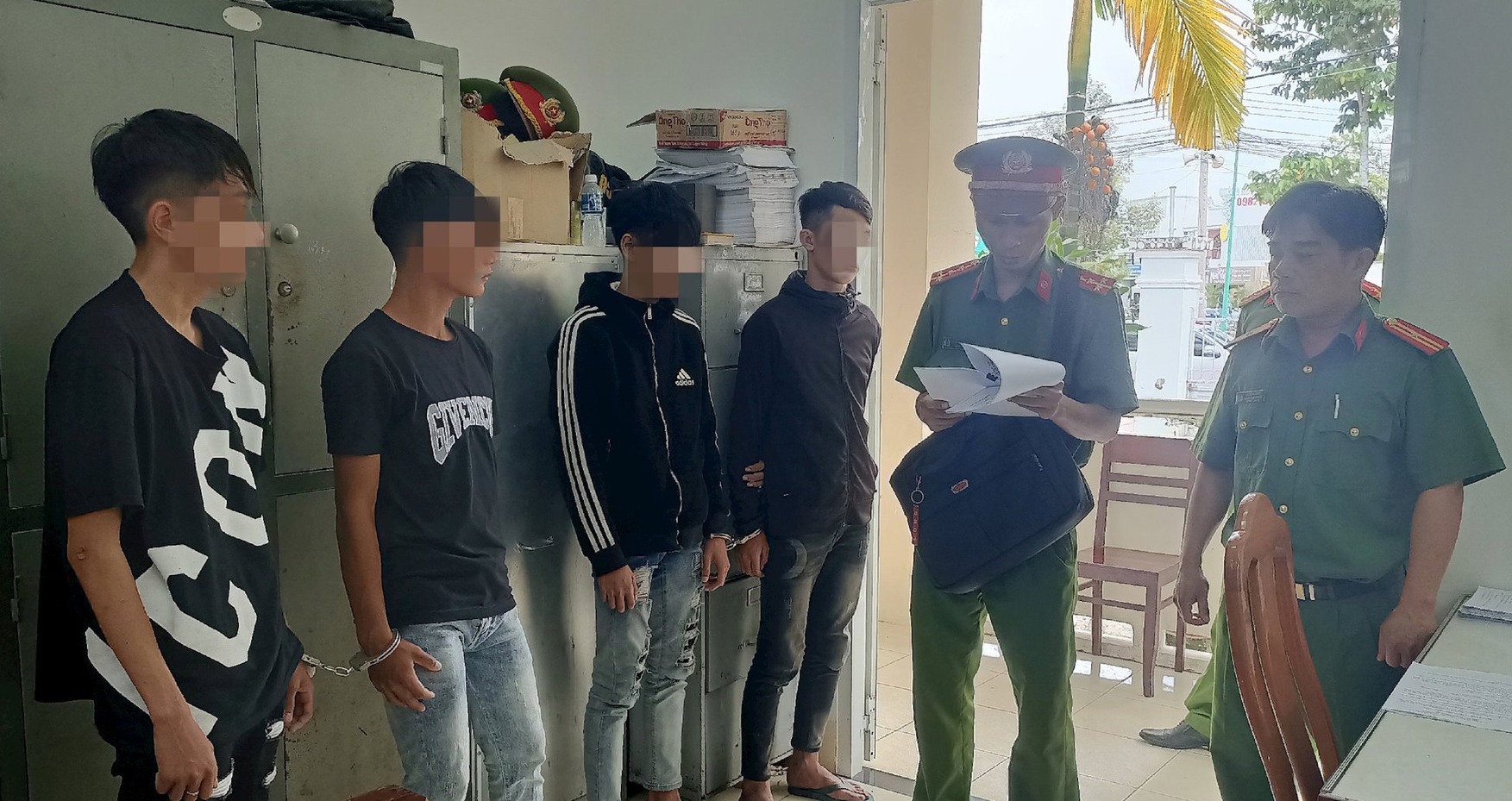 Khởi tố bắt tạm giam nhóm thanh thiếu niên dùng hung khí chém nhau lúc nửa đêm trước khu vực nhà thờ - Ảnh 2.