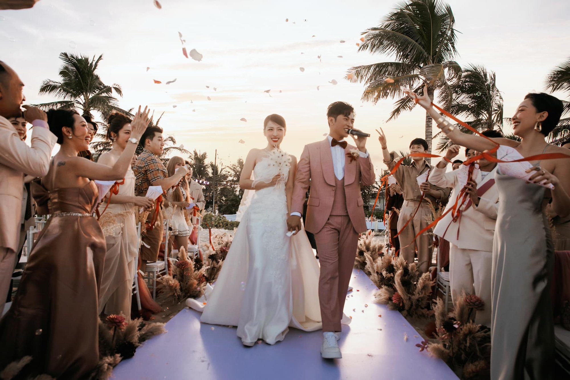Puka và Gin Tuấn Kiệt khóc cười trước sự chứng kiến của dàn sao Vbiz trong ngày cưới  - Ảnh 6.