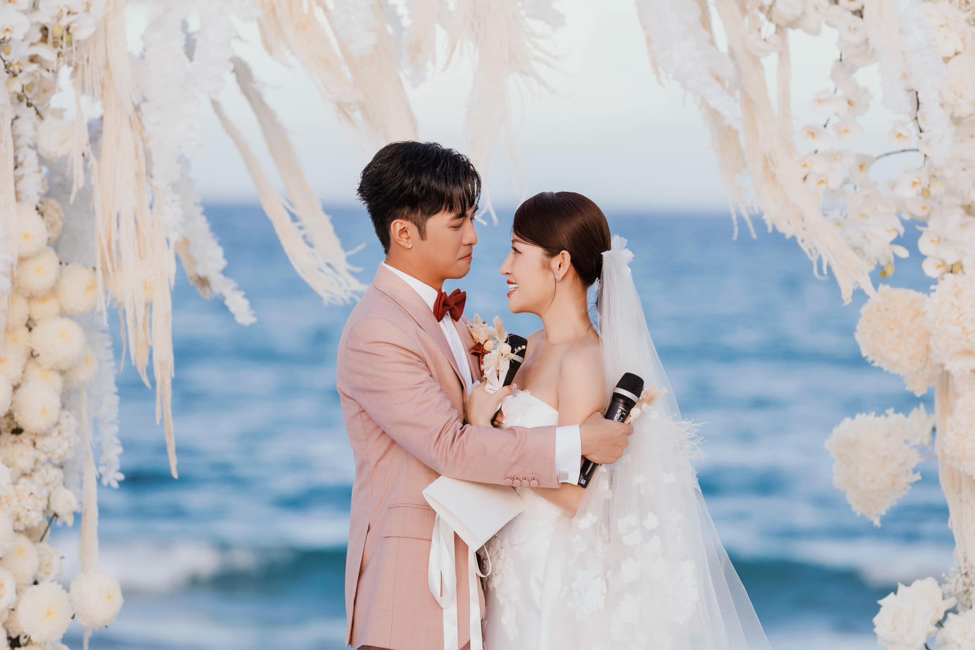Puka và Gin Tuấn Kiệt khóc cười trước sự chứng kiến của dàn sao Vbiz trong ngày cưới  - Ảnh 2.