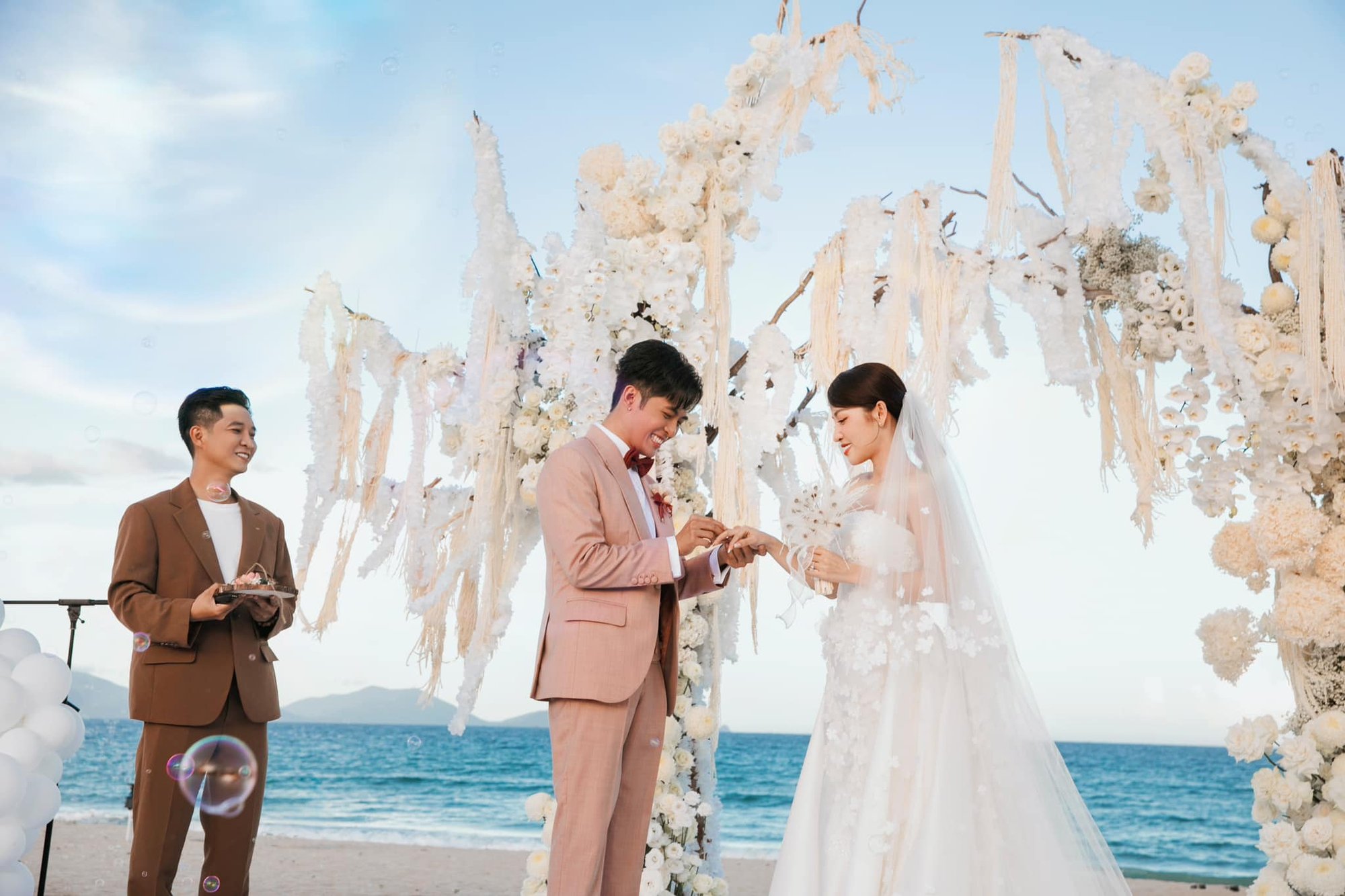 Puka và Gin Tuấn Kiệt khóc cười trước sự chứng kiến của dàn sao Vbiz trong ngày cưới  - Ảnh 3.
