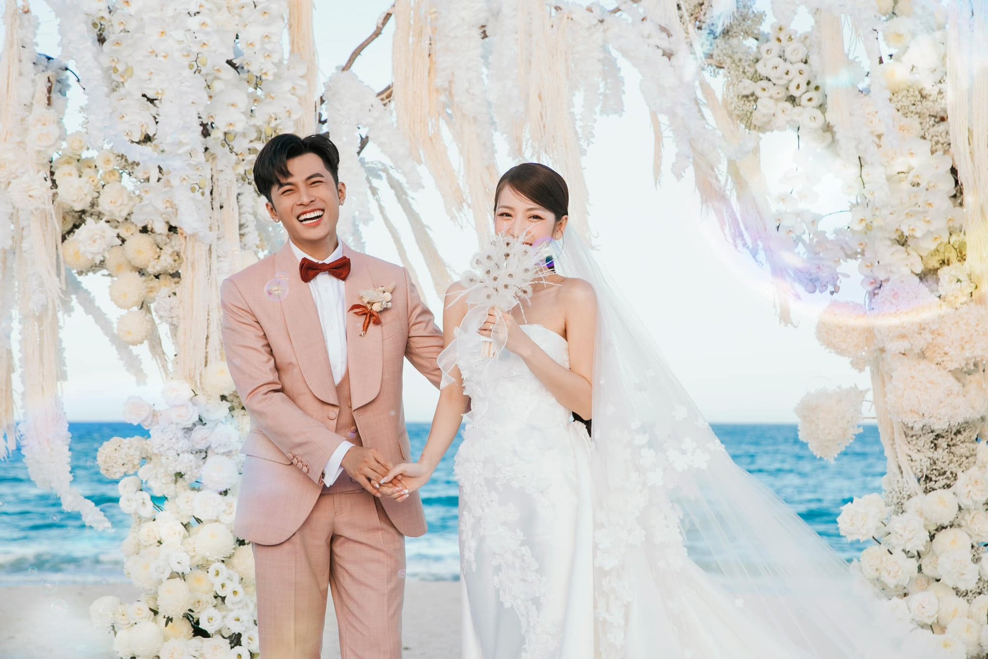 Puka và Gin Tuấn Kiệt khóc cười trước sự chứng kiến của dàn sao Vbiz trong ngày cưới  - Ảnh 1.