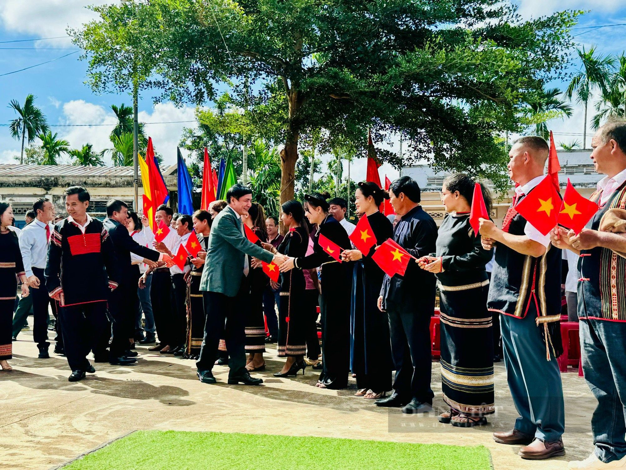 Tổng Thư ký Quốc hội khuyên bà con chăm lo làm ăn, tố giác âm mưu chia rẽ khối đại đoàn kết dân tộc - Ảnh 1.