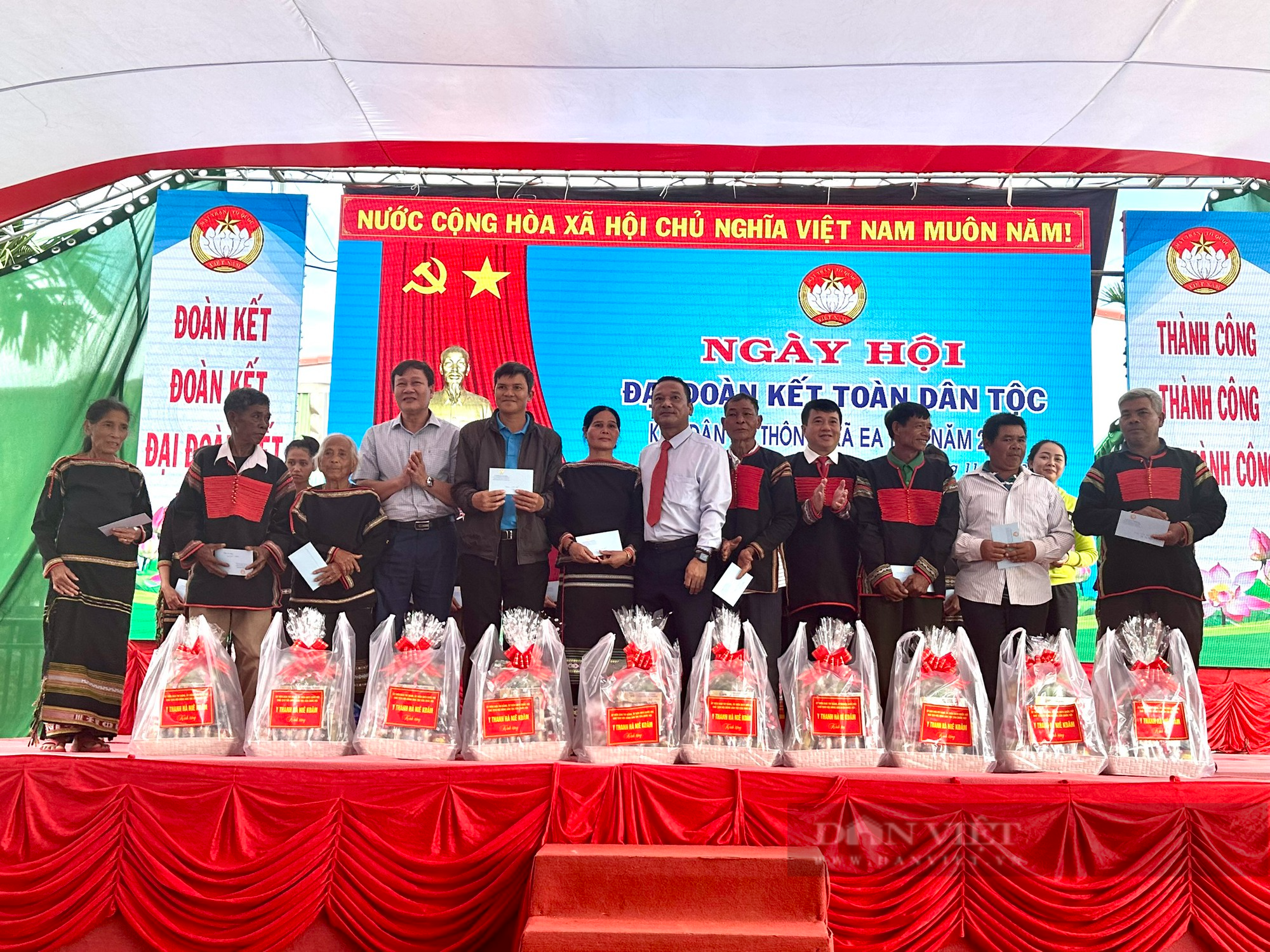 Tổng Thư ký Quốc hội khuyên bà con chăm lo làm ăn, tố giác âm mưu chia rẽ khối đại đoàn kết dân tộc - Ảnh 3.