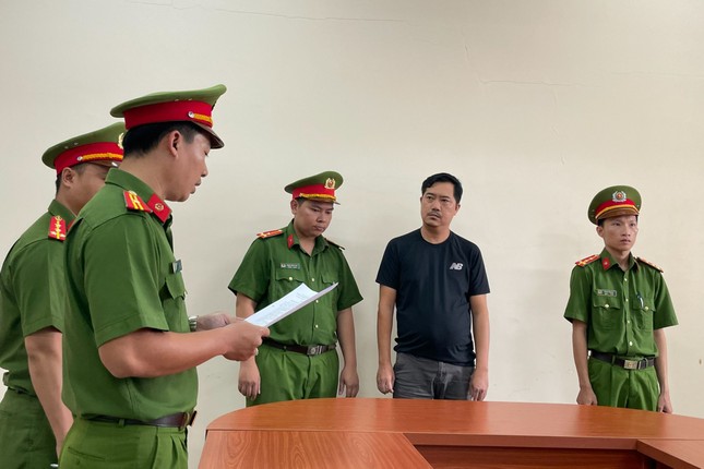 TIN NÓNG 24 GIỜ QUA: Nổ súng tại quán nhậu, 1 người bị thương; nhóm người vào nhà hành hung dã man 1 phụ nữ - Ảnh 4.