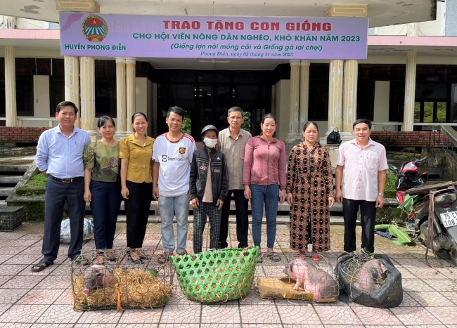 Trao tặng gà giống, lợn giống cho hội viên nông dân nghèo ở Thừa Thiên Huế - Ảnh 1.