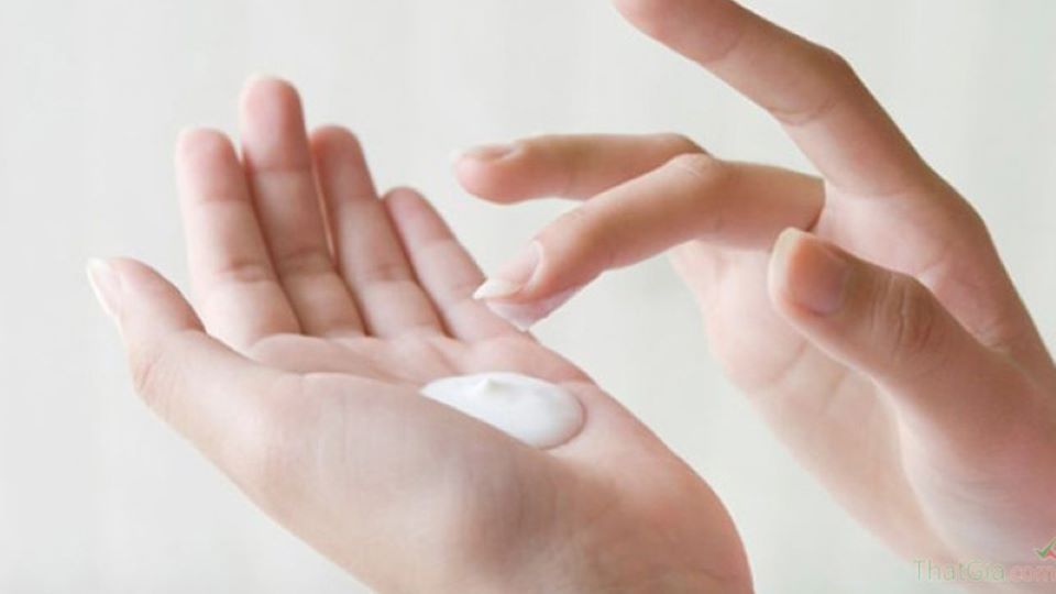 Thu hồi lô kem chống nắng không đạt chất lượng - Ảnh 1.