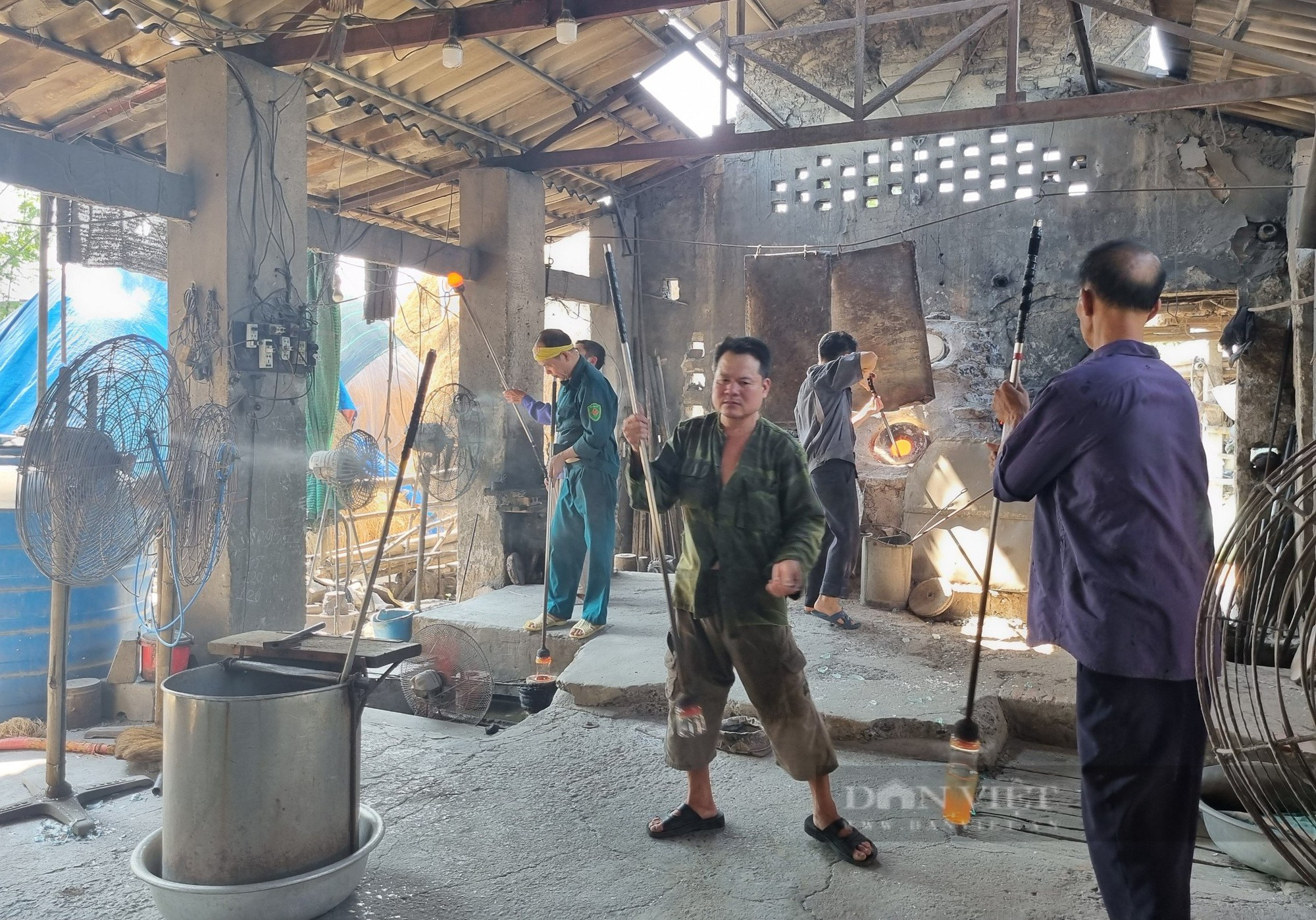 Làng nghề sản xuất cốc thủy tinh uống bia hơi độc quyền ở Nam Định - Ảnh 2.