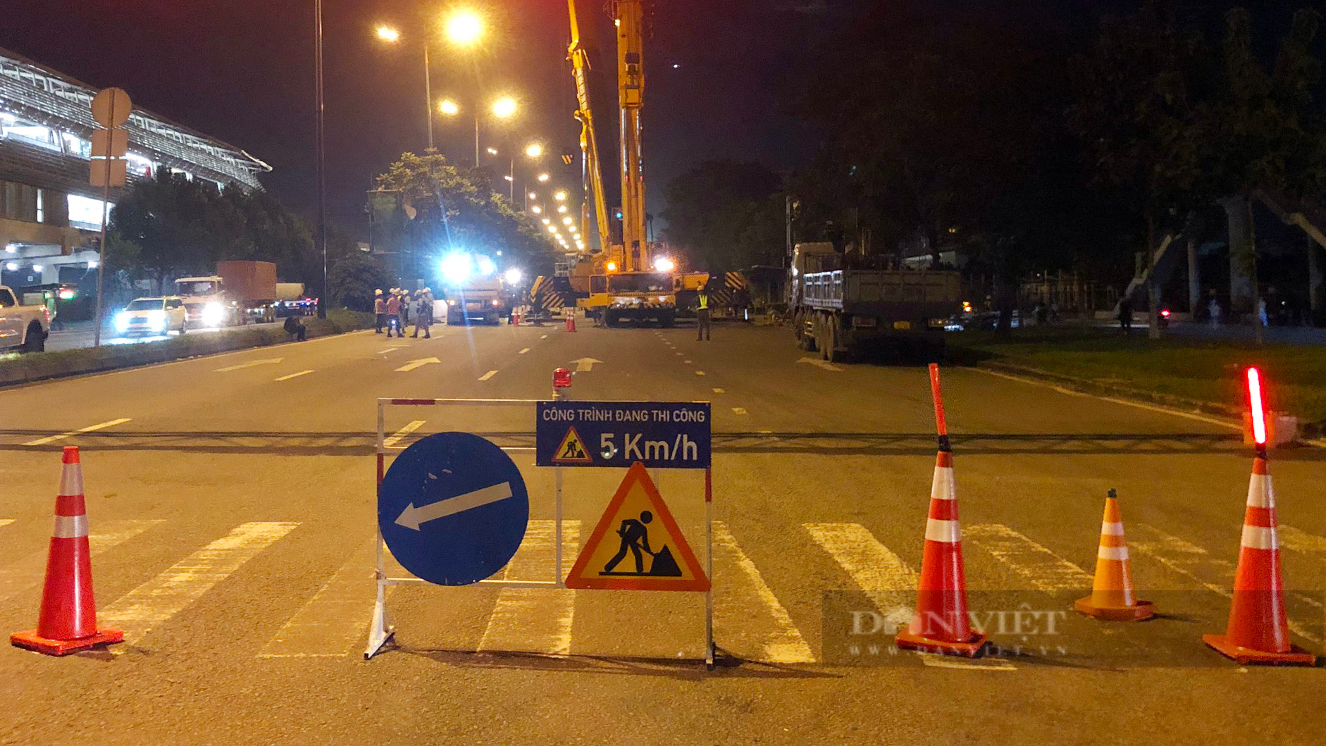 Cầu bộ hành đầu tiên của tuyến metro số 1 sắp hoàn thành - Ảnh 2.